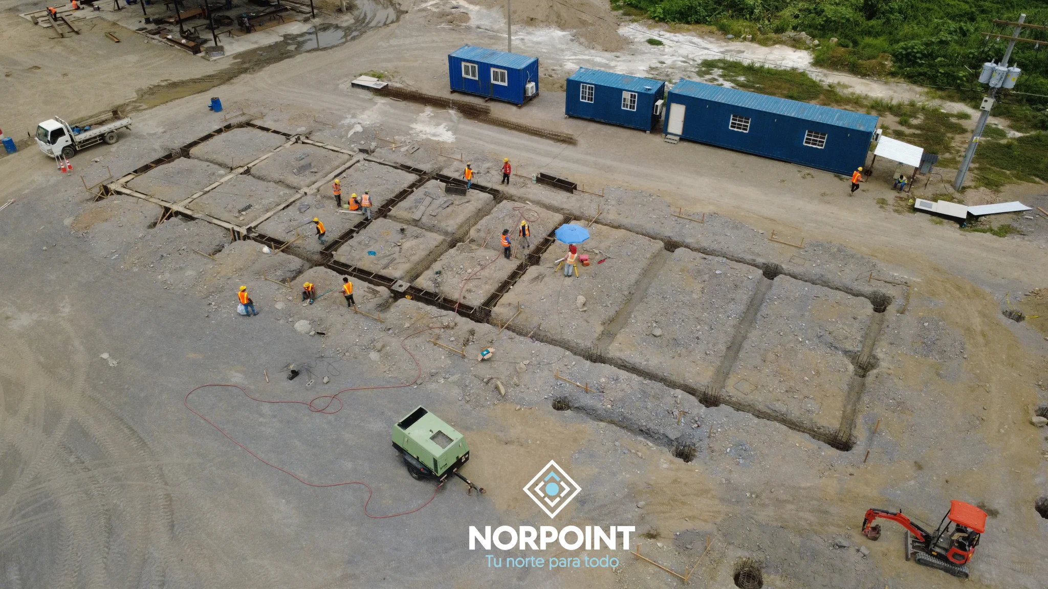 Maquinaria trabajando en la etapa de construcción del proyecto Norpoint en el Boulevard del Norte.