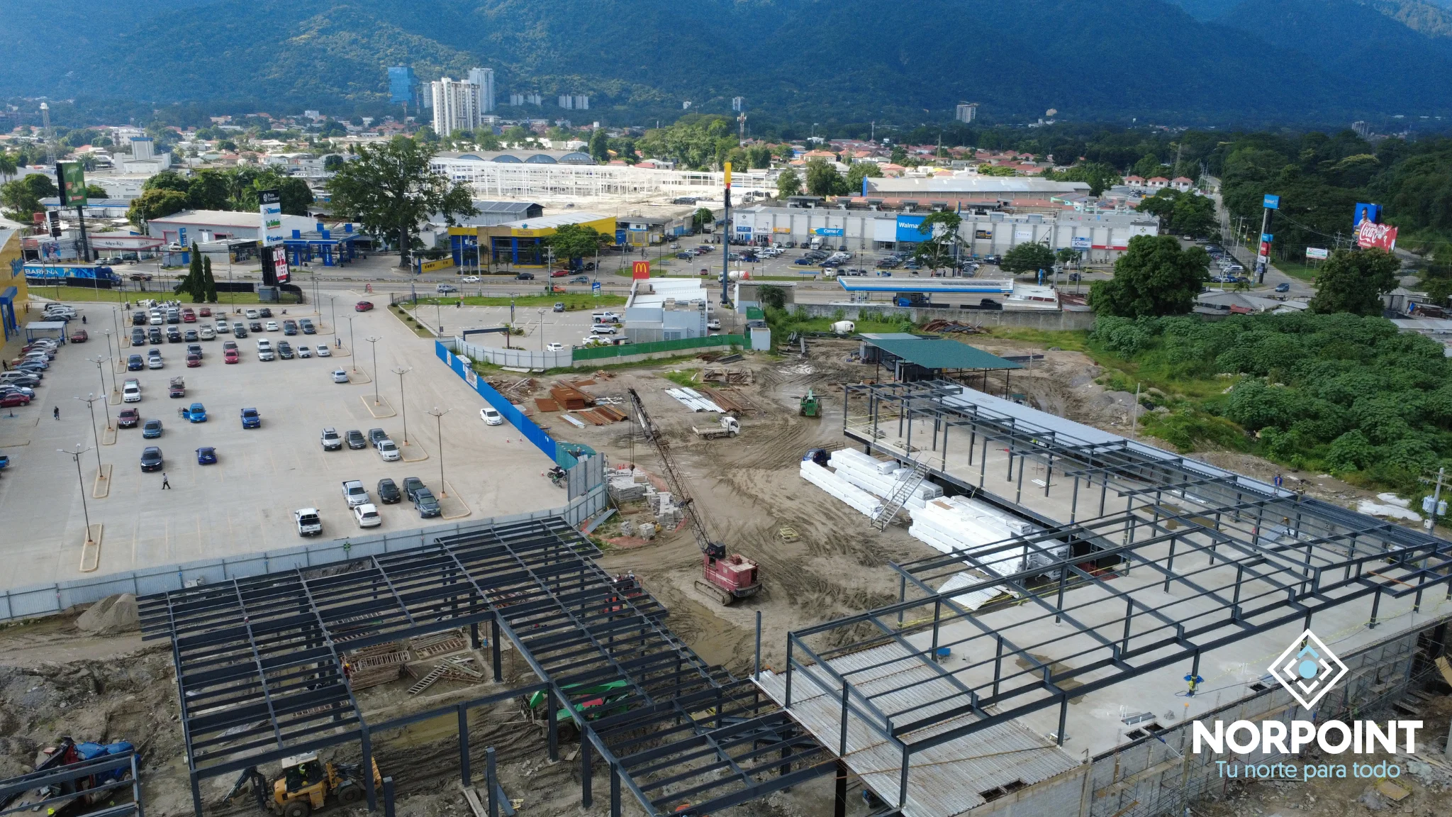 Estructura en desarrollo del proyecto Norpoint con avances visibles en la zona norte de San Pedro Sula.