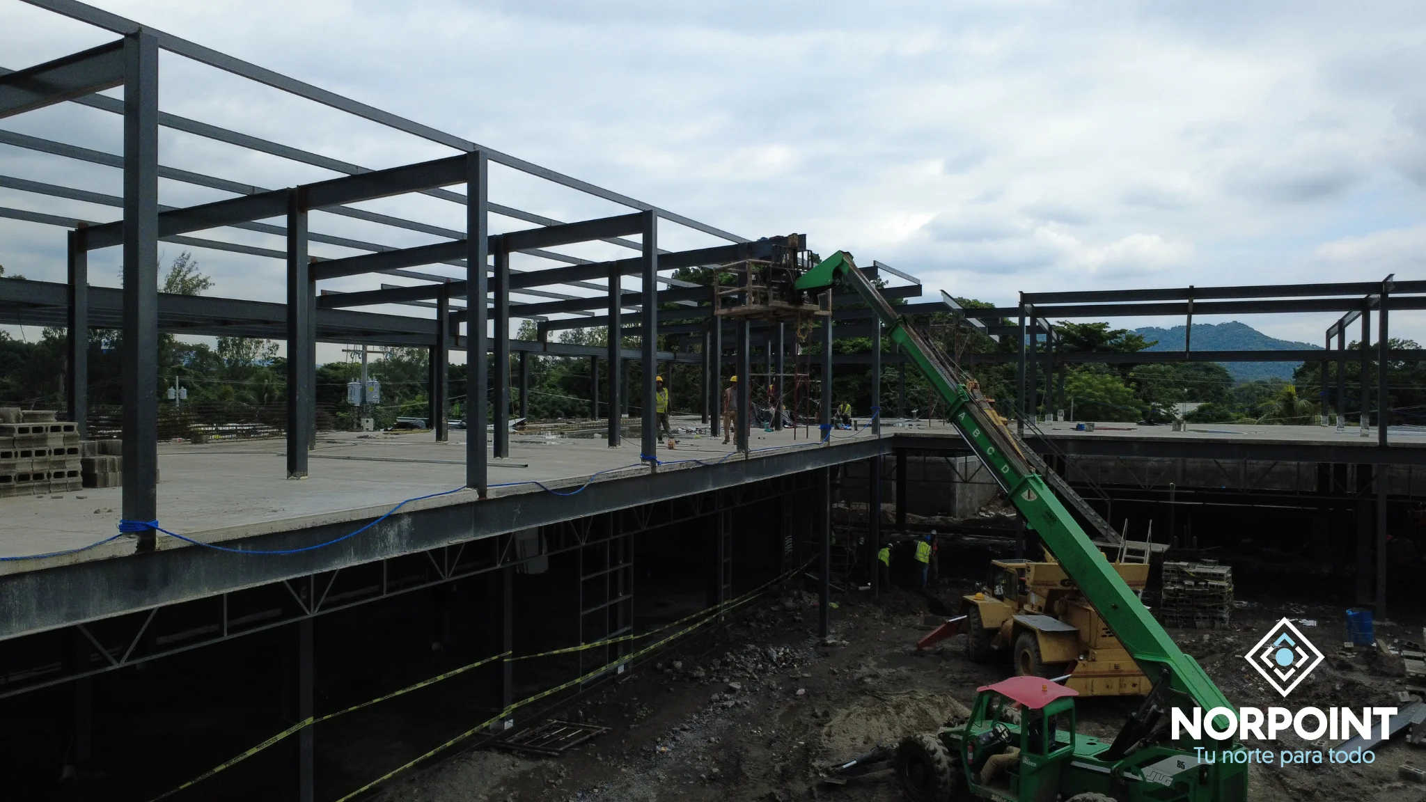 Montaje de estructura metálica en la construcción del proyecto Norpoint en el Boulevard del Norte.