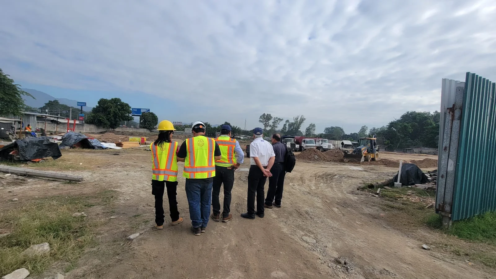 Inspección técnica del terreno durante los estudios de suelo previos al proyecto Norpoint en San Pedro Sula.