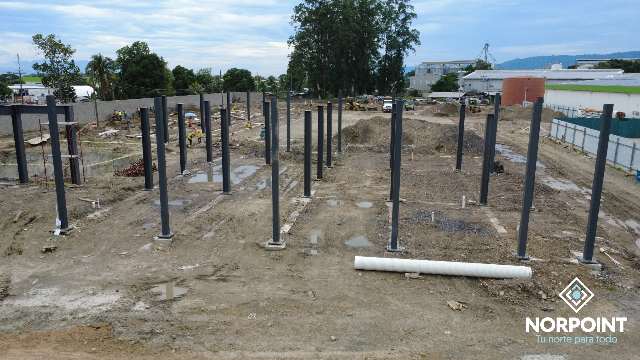 Instalación de columnas estructurales en la obra del proyecto Norpoint en el Boulevard del Norte, San Pedro Sula.