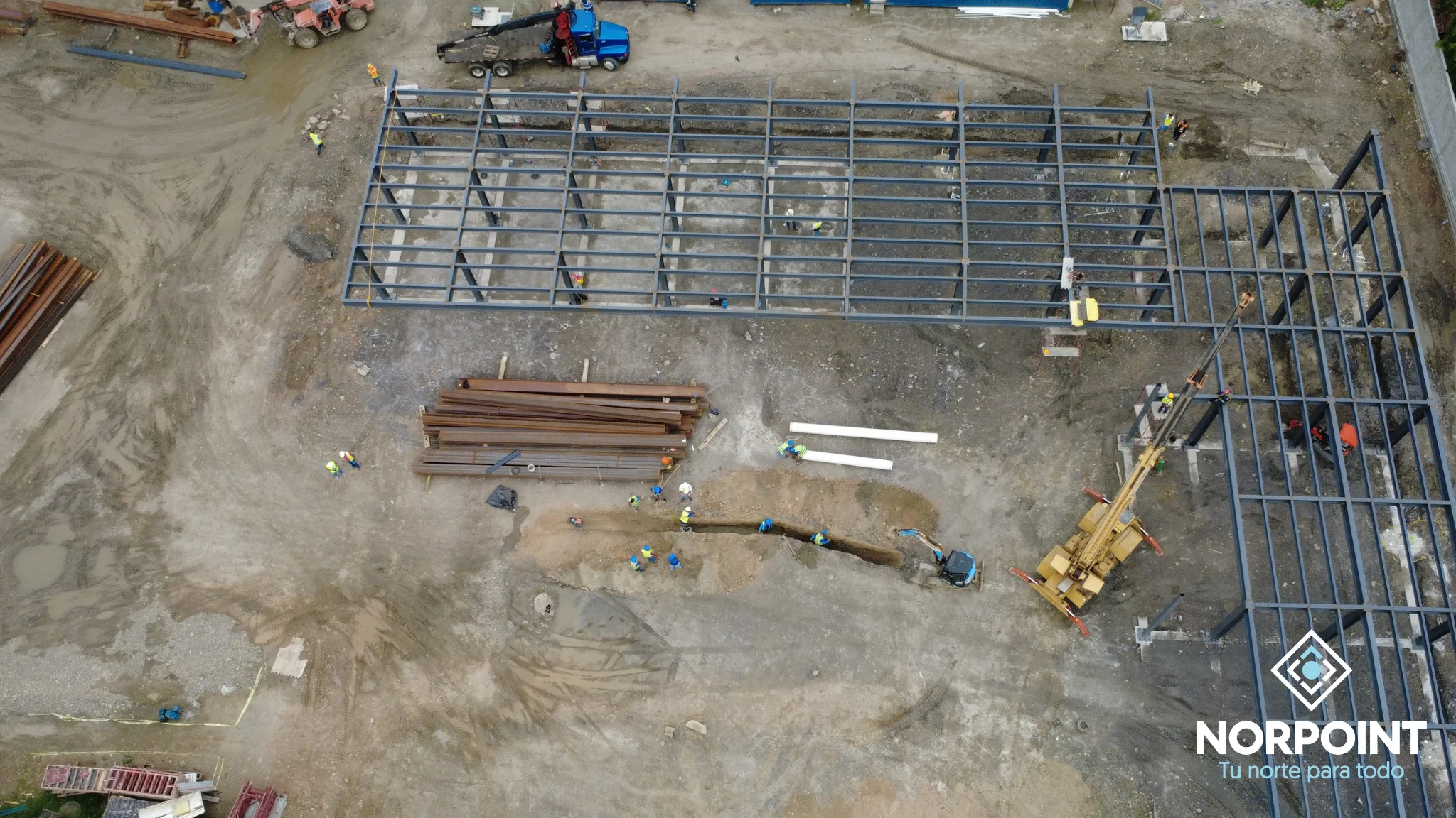 Armado de estructura metálica en la construcción del proyecto Norpoint en San Pedro Sula.