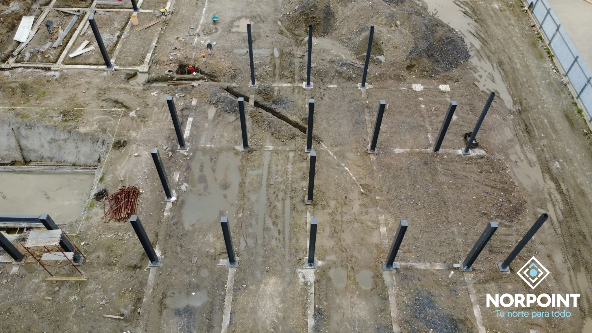 Distribución de soportes estructurales durante la construcción del proyecto Norpoint en la zona norte de San Pedro Sula.