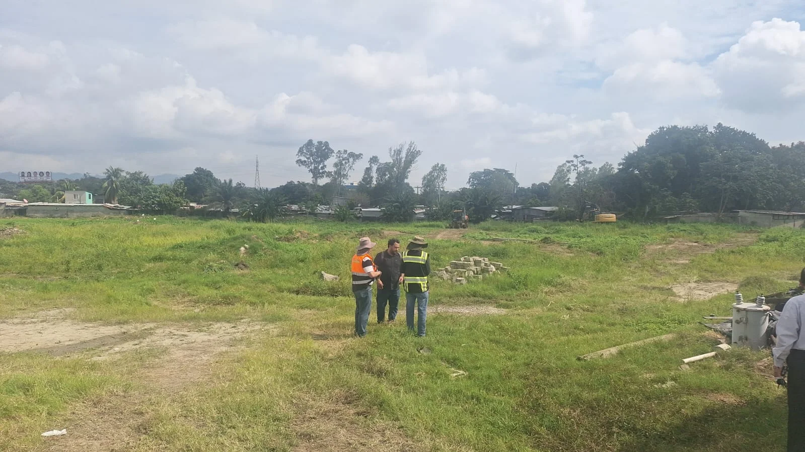 Reconocimiento del área y evaluación del terreno previo al desarrollo del proyecto Norpoint en el Boulevard del Norte.