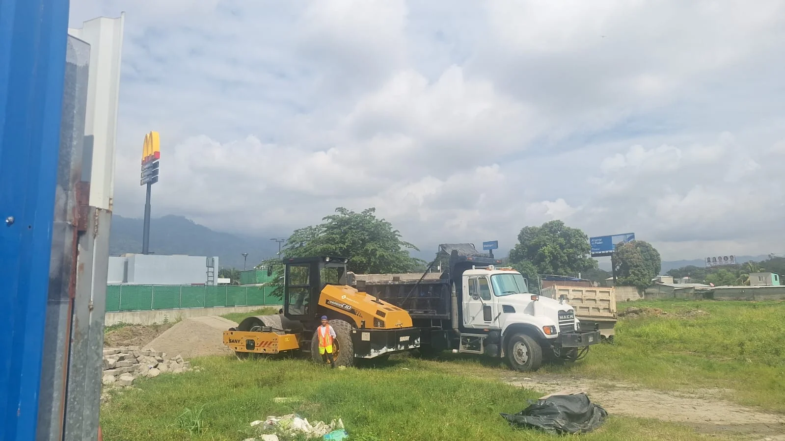 Maquinaria utilizada para estudios de suelo y análisis del terreno del proyecto Norpoint en la zona norte de San Pedro Sula.