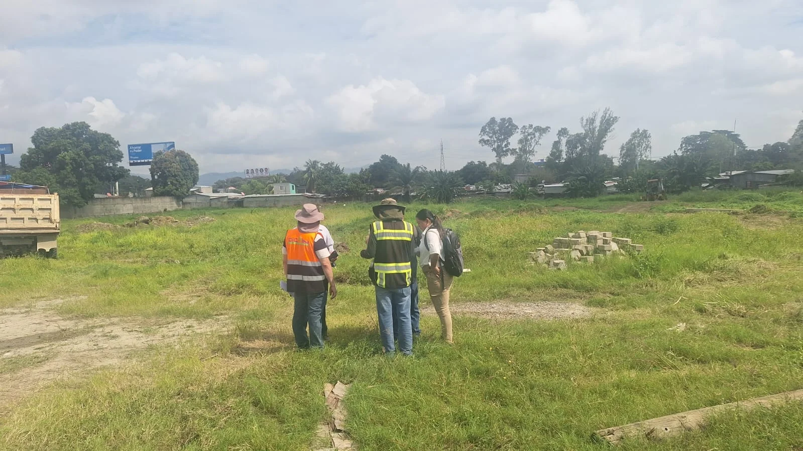Equipo técnico realizando mediciones y análisis del terreno previo al inicio del proyecto Norpoint en San Pedro Sula.