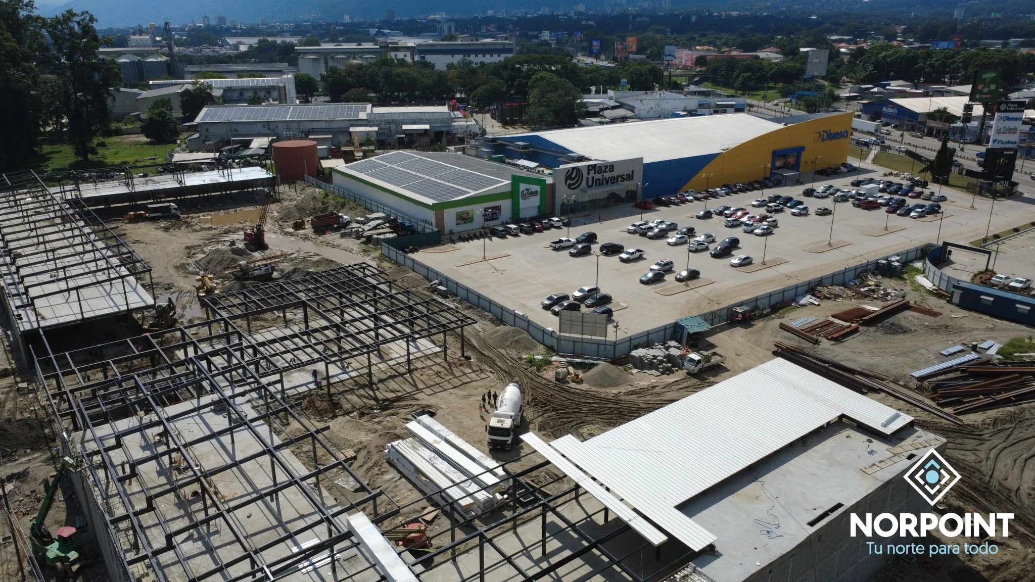 Estructura y avances de obra en el proyecto Norpoint, centro comercial en el Boulevard del Norte, San Pedro Sula.