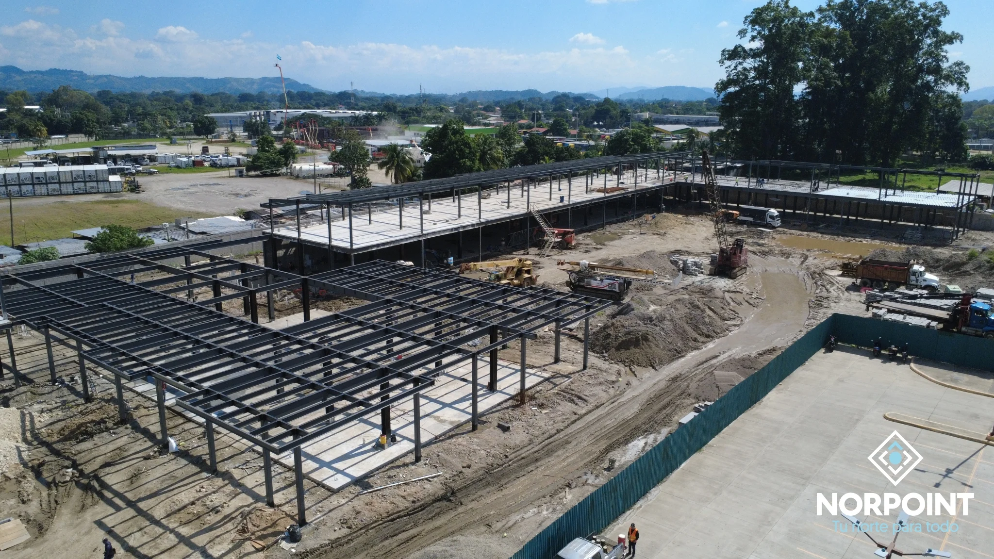 Avance de construcción del proyecto Norpoint con estructura en desarrollo en el Boulevard del Norte, San Pedro Sula.
