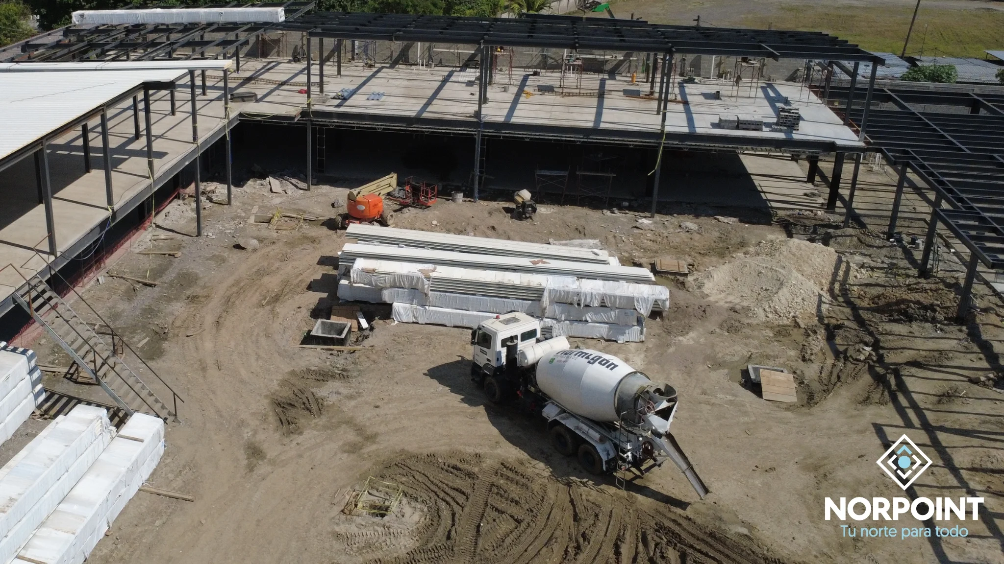 Avance de obra en Norpoint con trabajos de preparación y adecuación del área interior durante la fase constructiva.