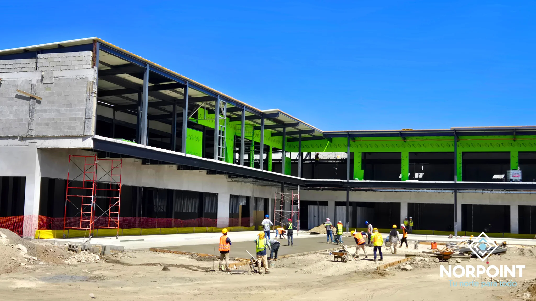 Vista del avance constructivo de Norpoint con fachadas comerciales en desarrollo en San Pedro Sula.