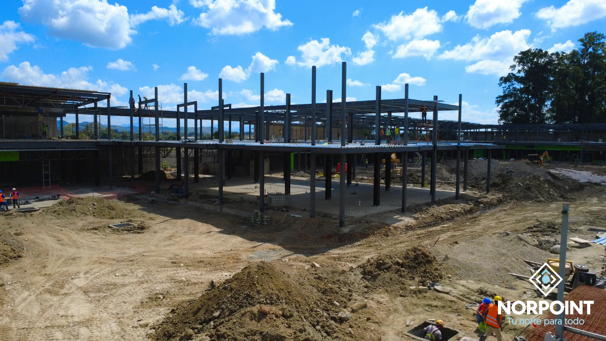 Estructura metálica en proceso de montaje del proyecto Norpoint en el Boulevard del Norte.