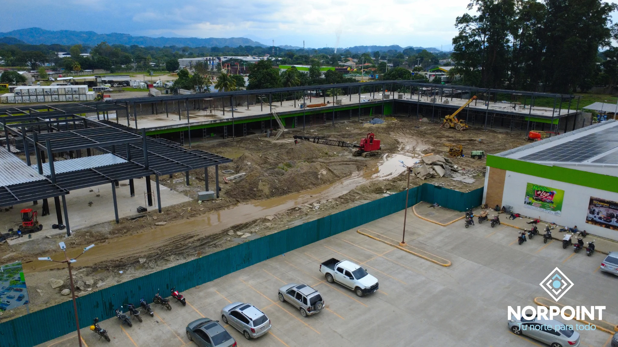 Panorámica del desarrollo Norpoint con áreas comerciales y estacionamiento en construcción en San Pedro Sula.