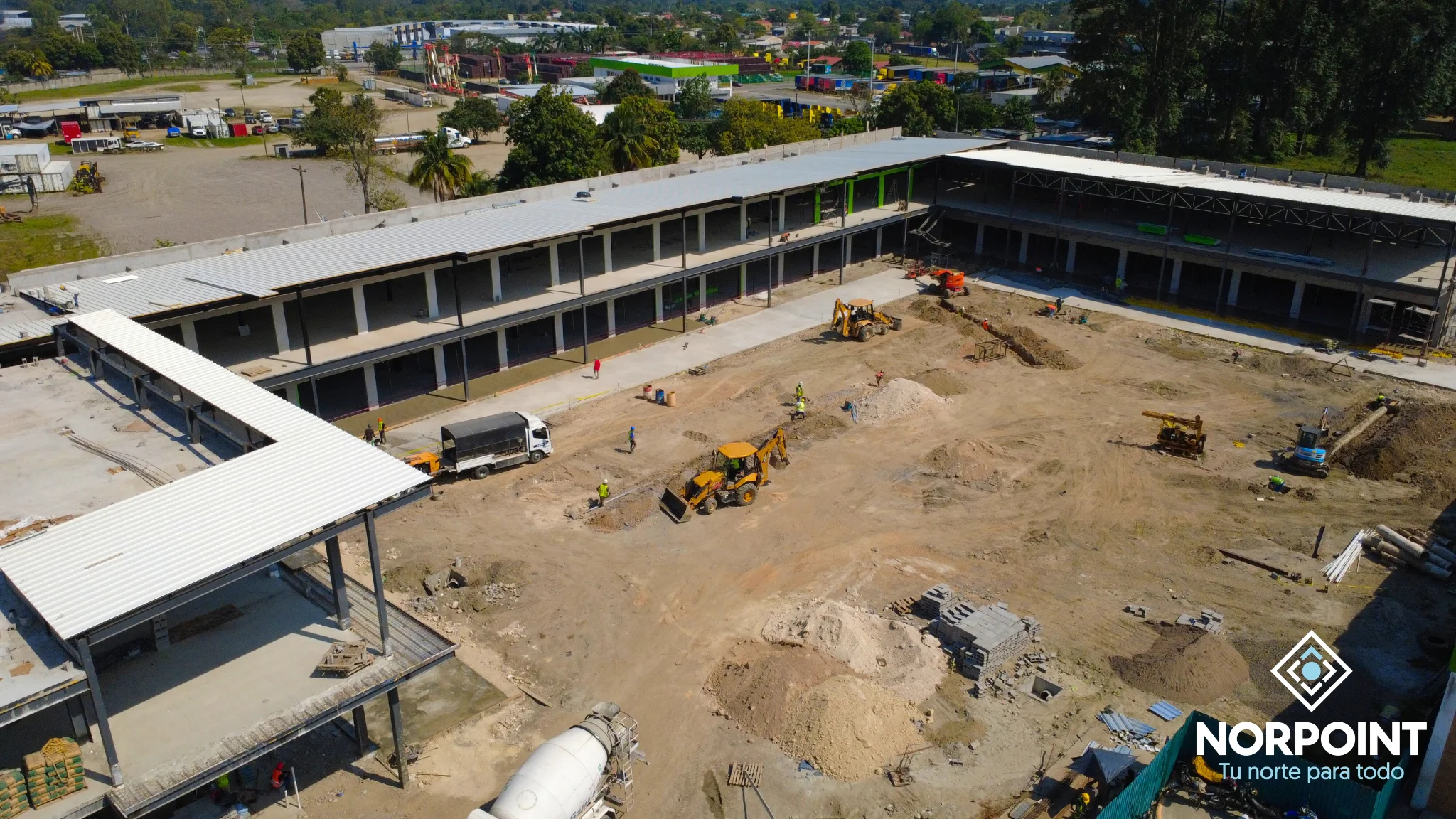 Panorámica del avance del complejo comercial Norpoint con área central del proyecto en desarrollo.