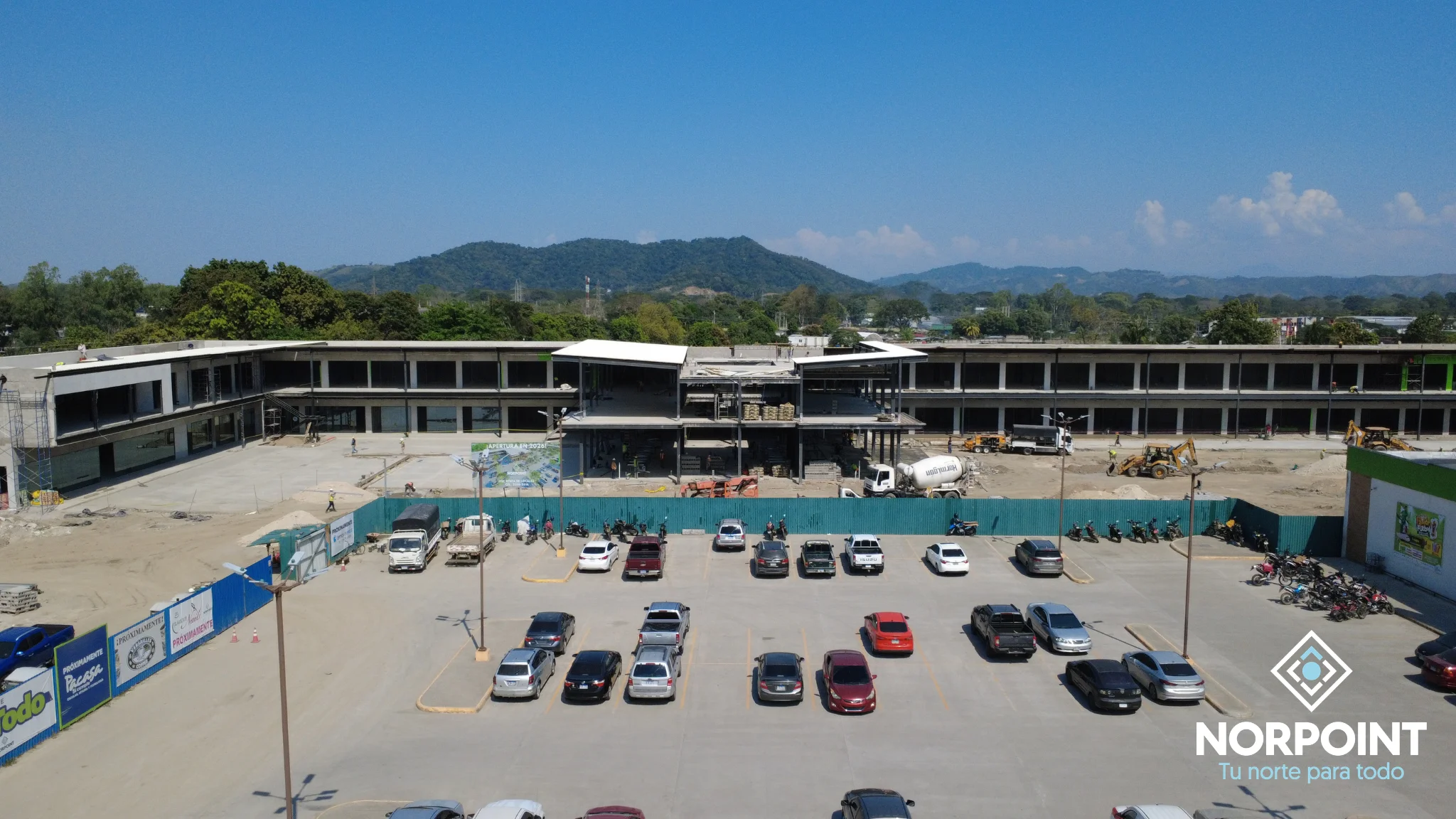 Vista aérea del área de estacionamiento en desarrollo dentro del proyecto Norpoint en San Pedro Sula.