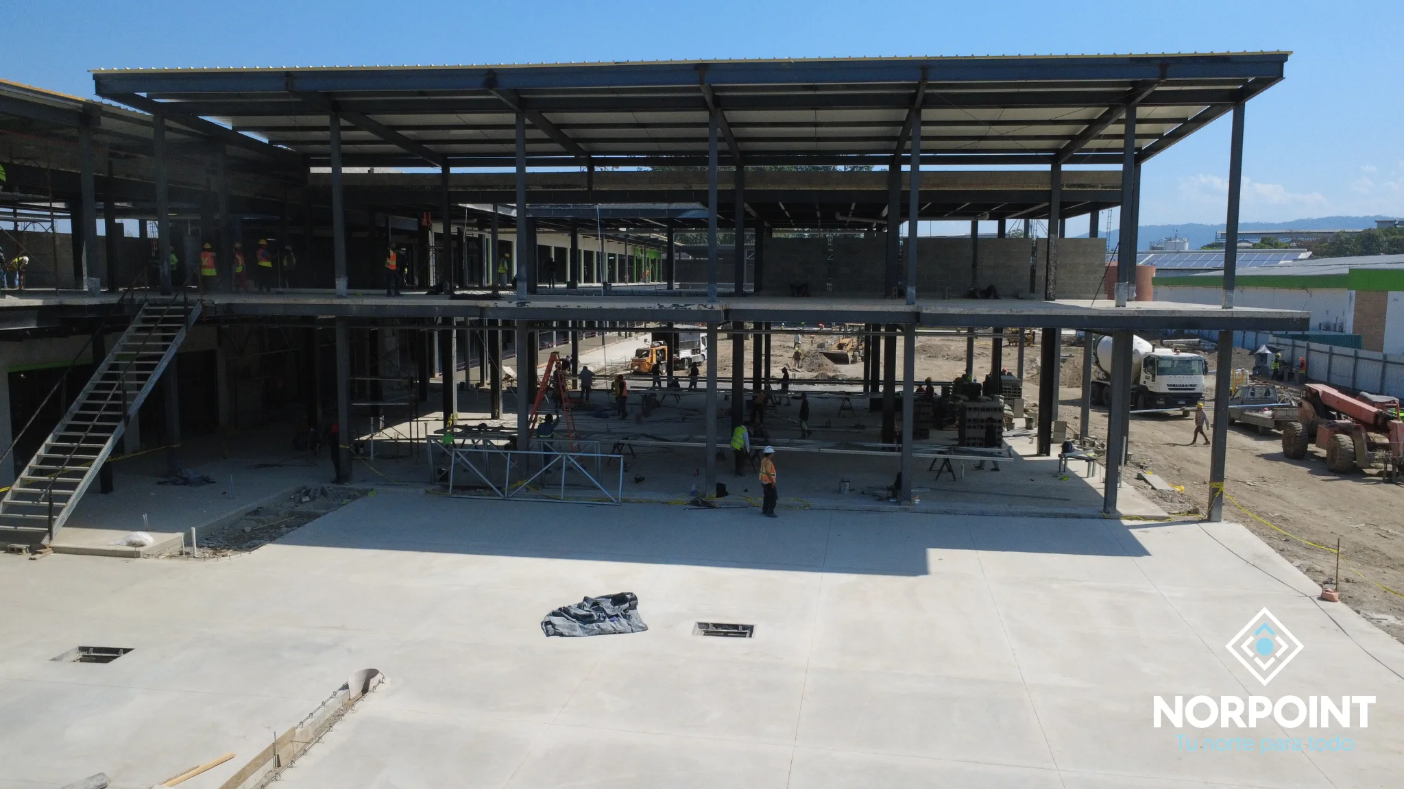 Vista aérea del desarrollo estructural del centro comercial Norpoint con áreas internas del proyecto en construcción.