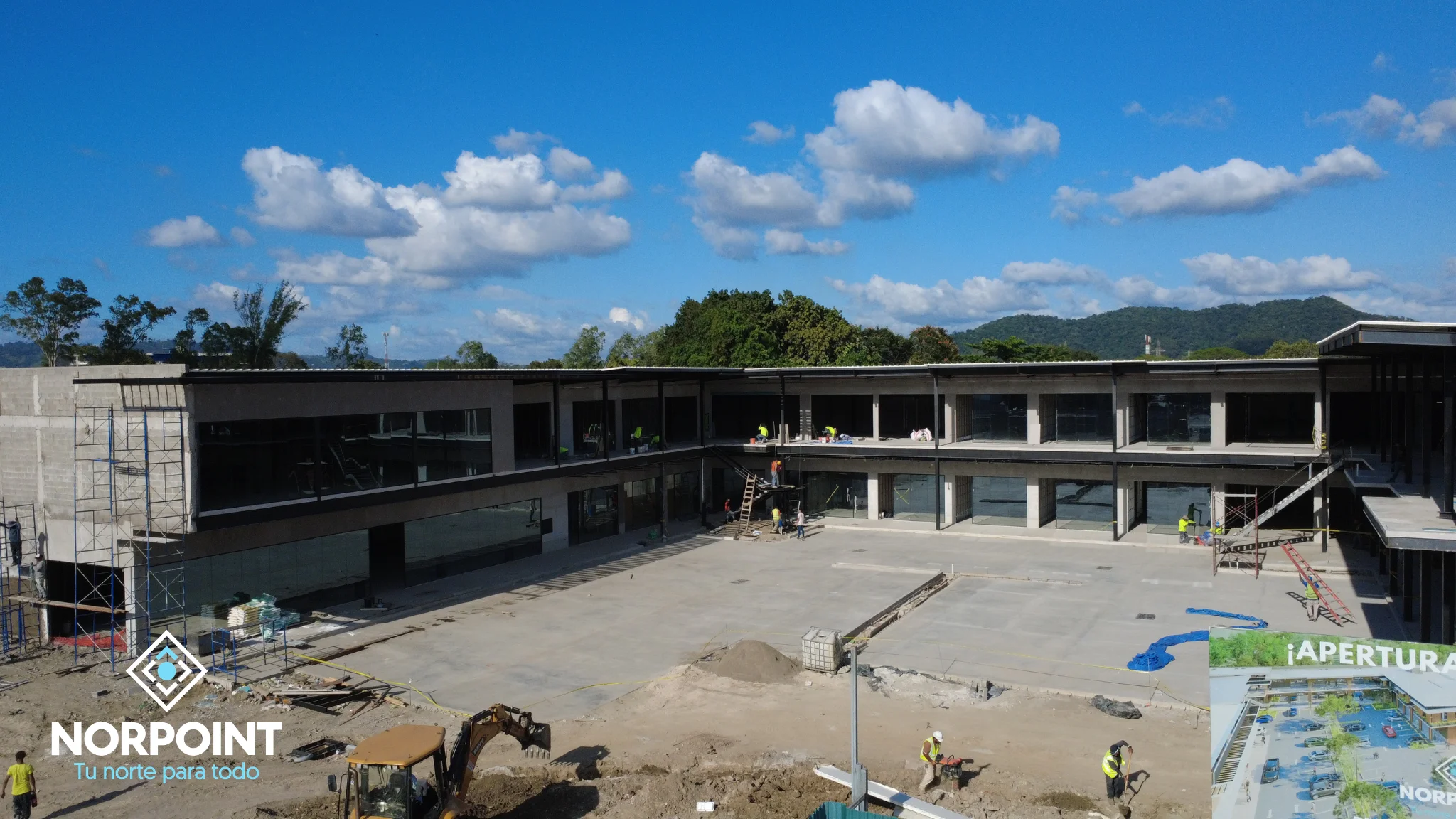 Área interna del proyecto Norpoint en construcción con trabajos de nivelación y preparación de superficie.