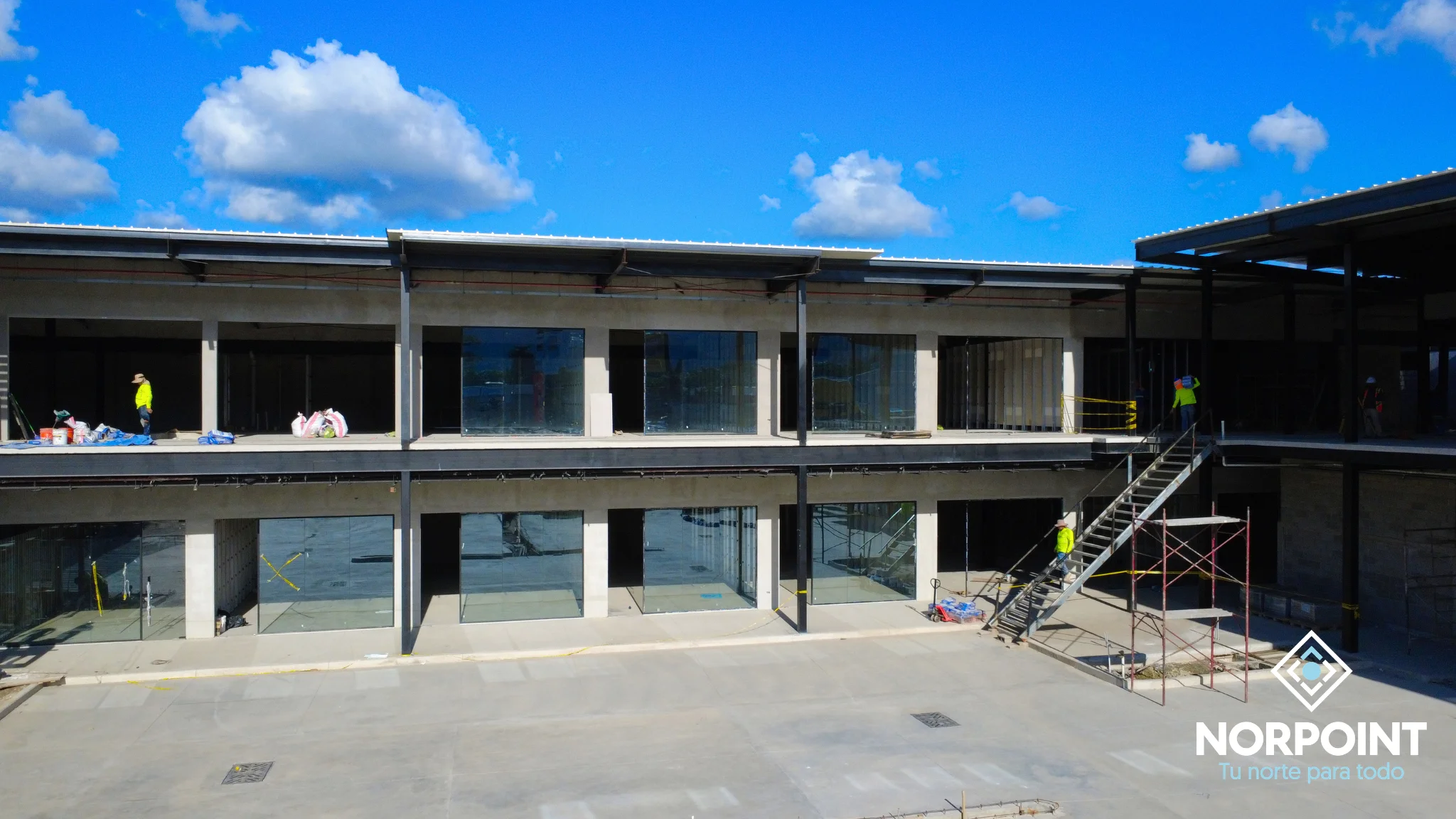 Locales comerciales de Norpoint en fase de construcción con estructura y acabados en desarrollo.