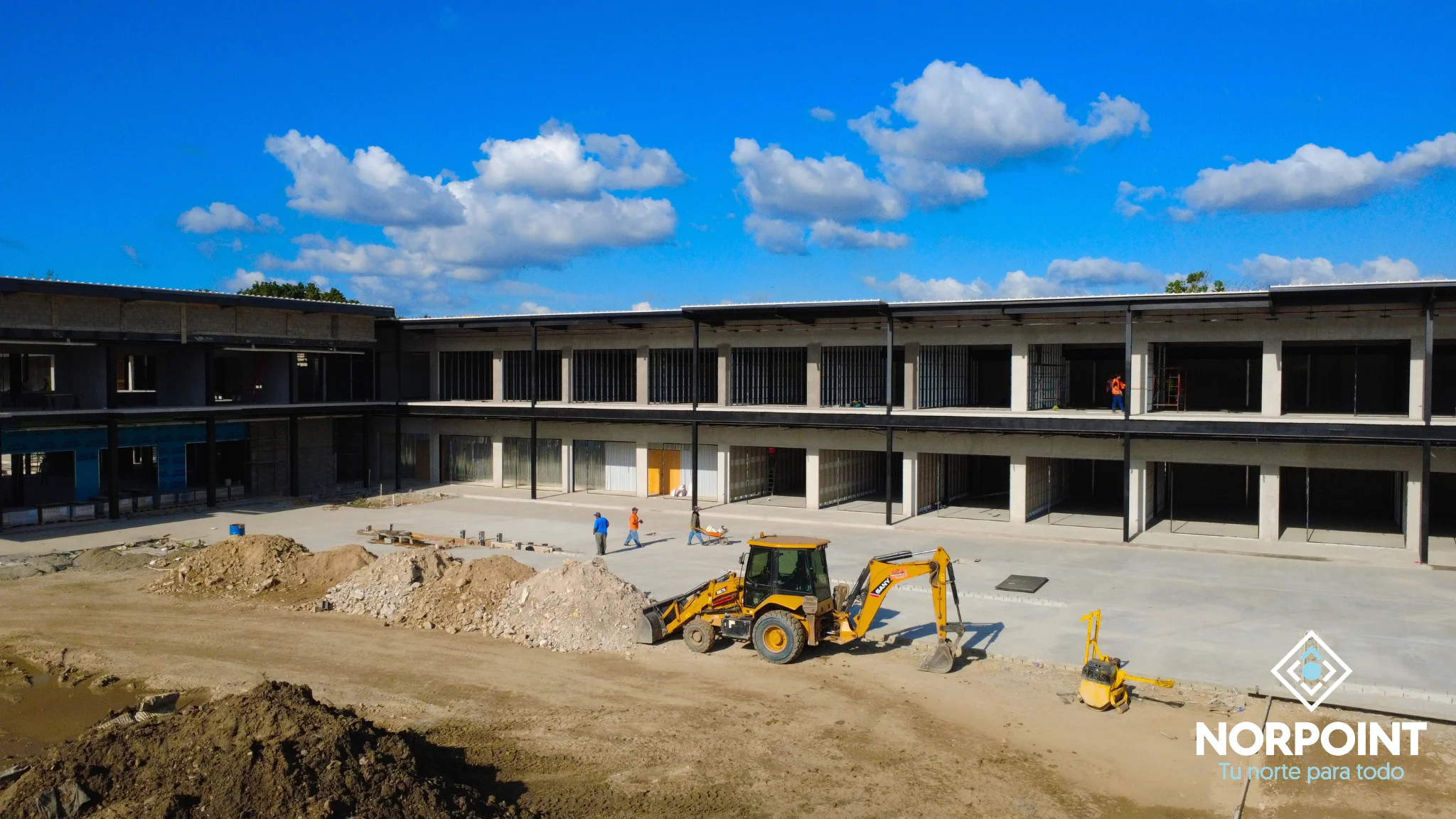 Estructura de locales comerciales en construcción dentro del proyecto Norpoint durante abril 2026.