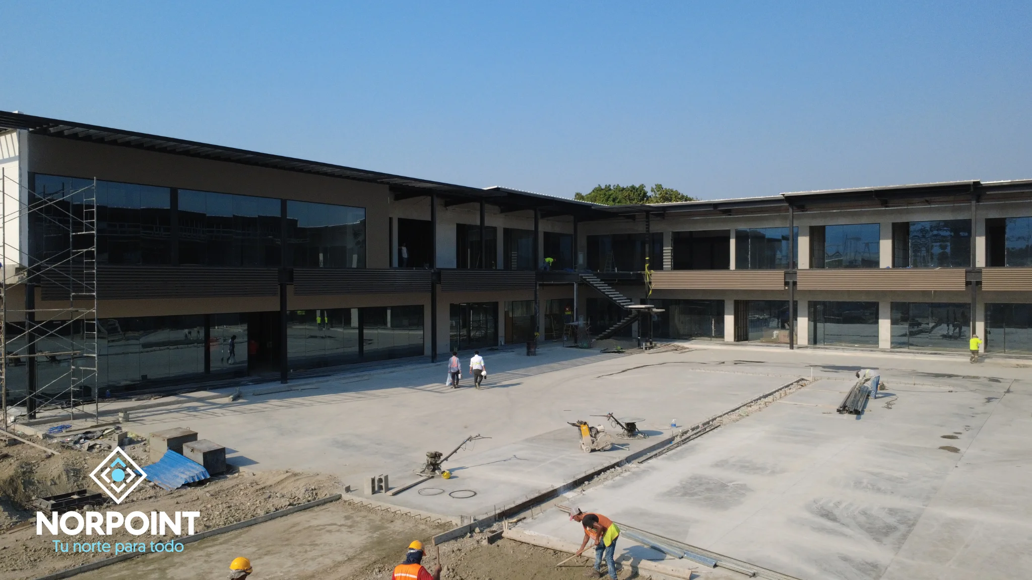 Avance de mayo en Norpoint con trabajos de pavimentación y estructura comercial en desarrollo sobre Boulevard del Norte, San Pedro Sula.
