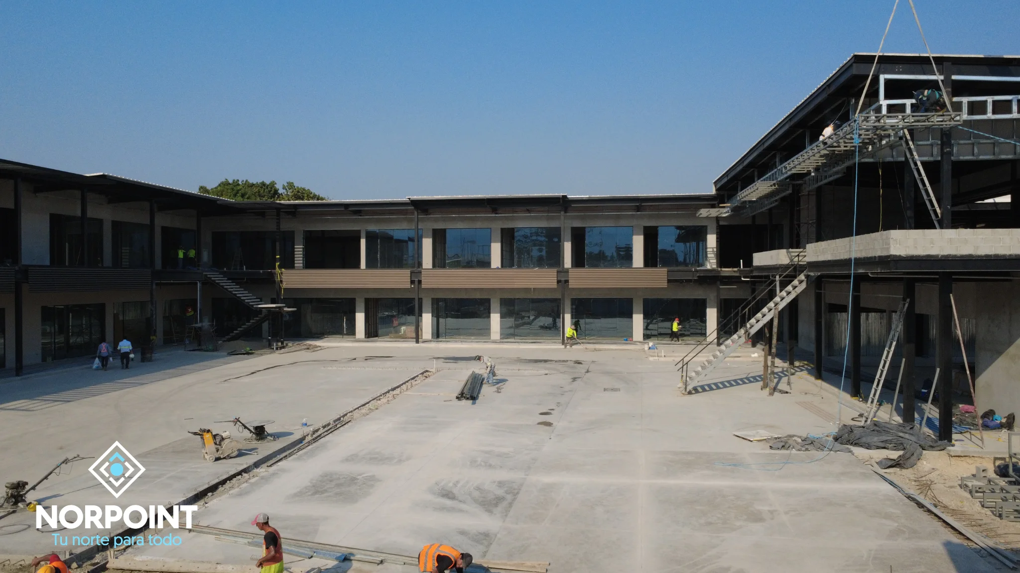 Vista de los avances de mayo en Norpoint con plataforma exterior en desarrollo y locales comerciales en construcción en San Pedro Sula.