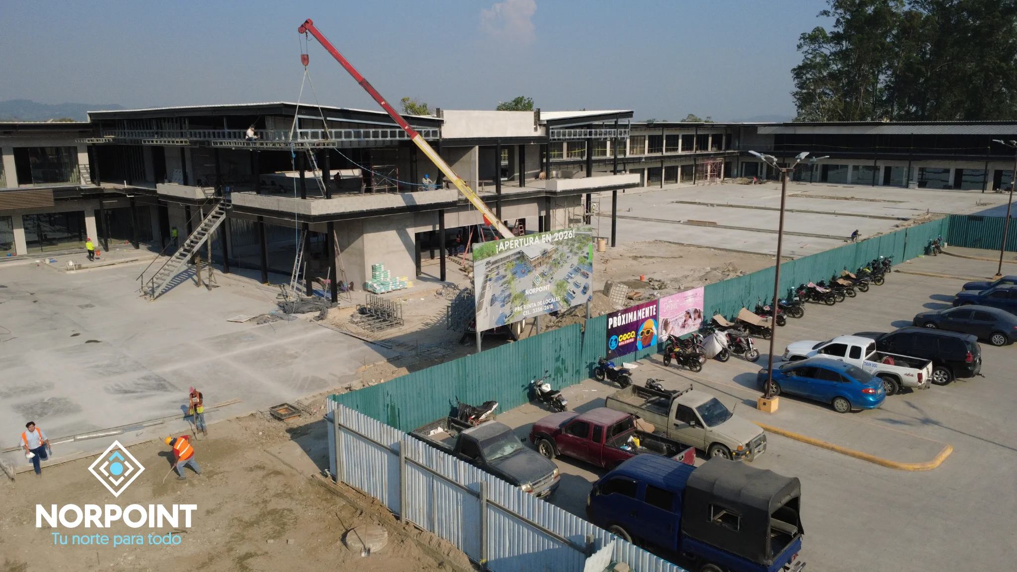Avance de mayo en Norpoint con maquinaria, trabajos de construcción y desarrollo de áreas comerciales en Boulevard del Norte.