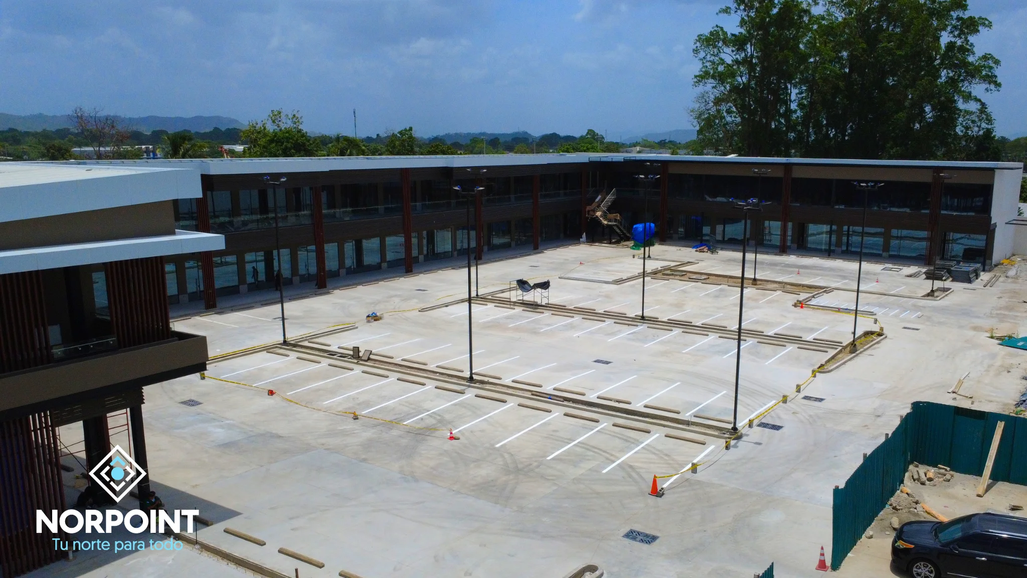 Avance de agosto en Norpoint con estacionamiento en proceso de acabado, locales comerciales definidos y áreas de circulación listas para su desarrollo final.