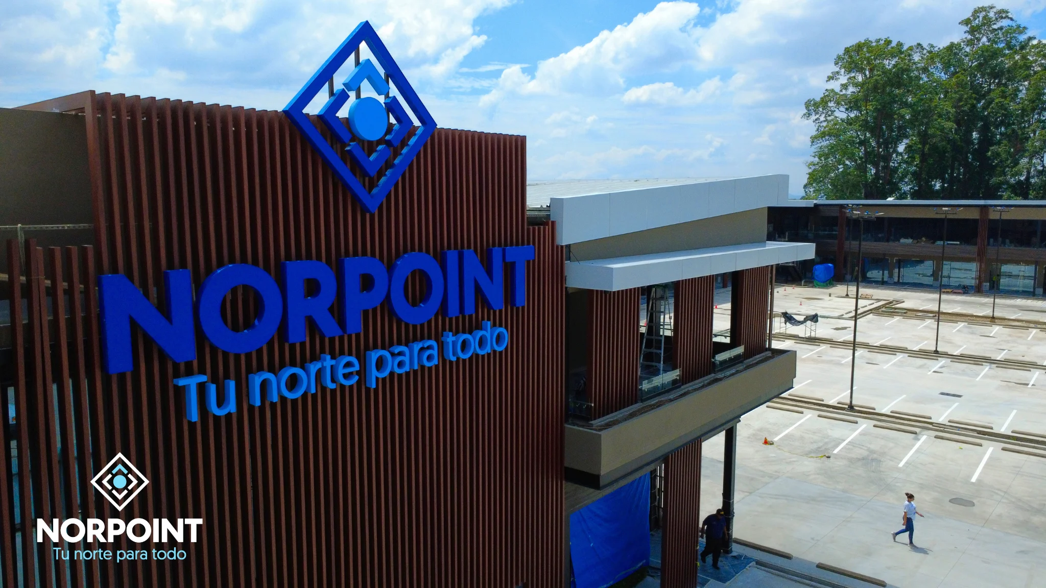Rótulo principal de Norpoint instalado en el acceso al proyecto comercial sobre Boulevard del Norte.