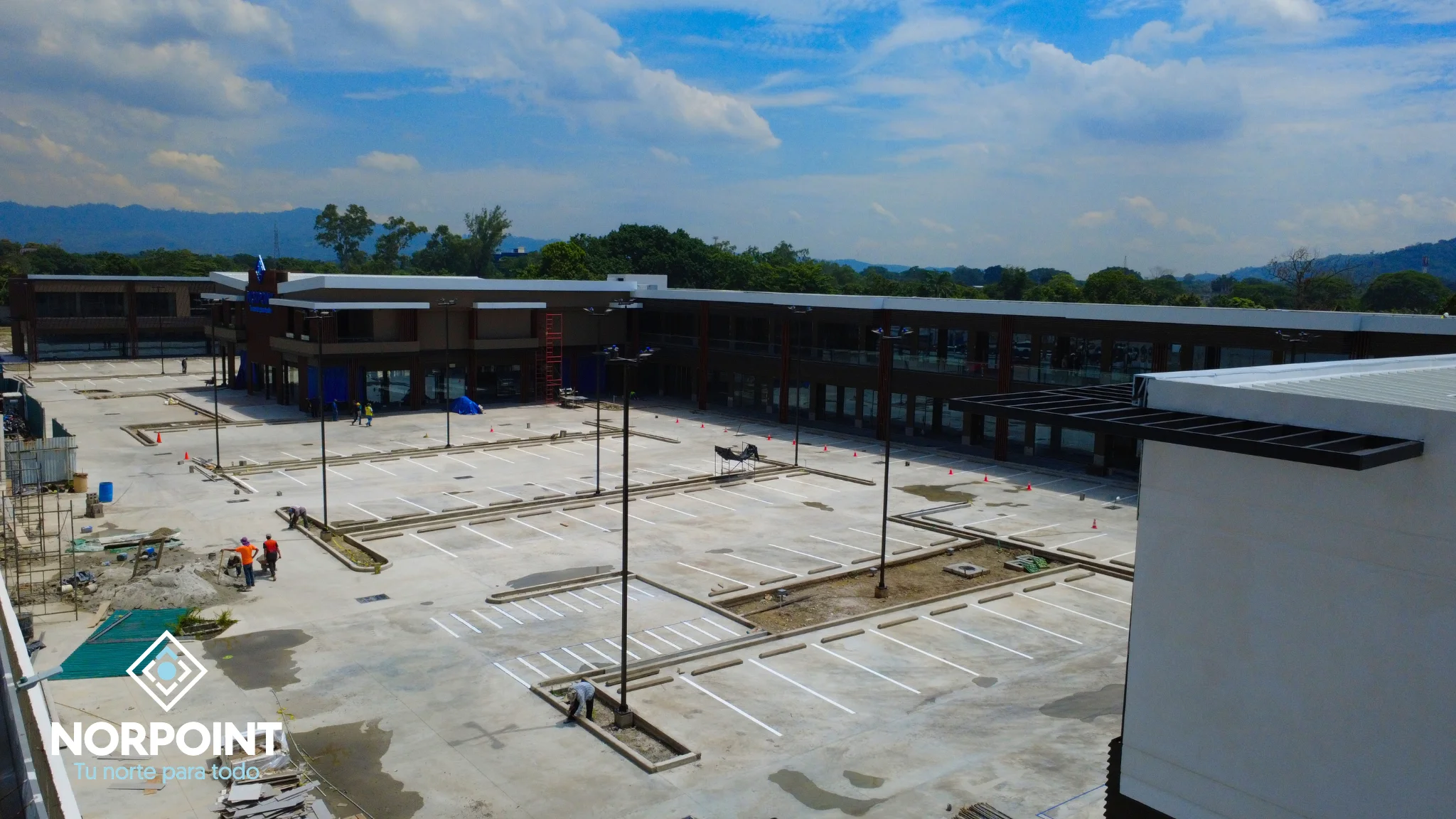 Estacionamiento y plaza exterior de Norpoint con avances en infraestructura y adecuación de sus espacios comerciales.